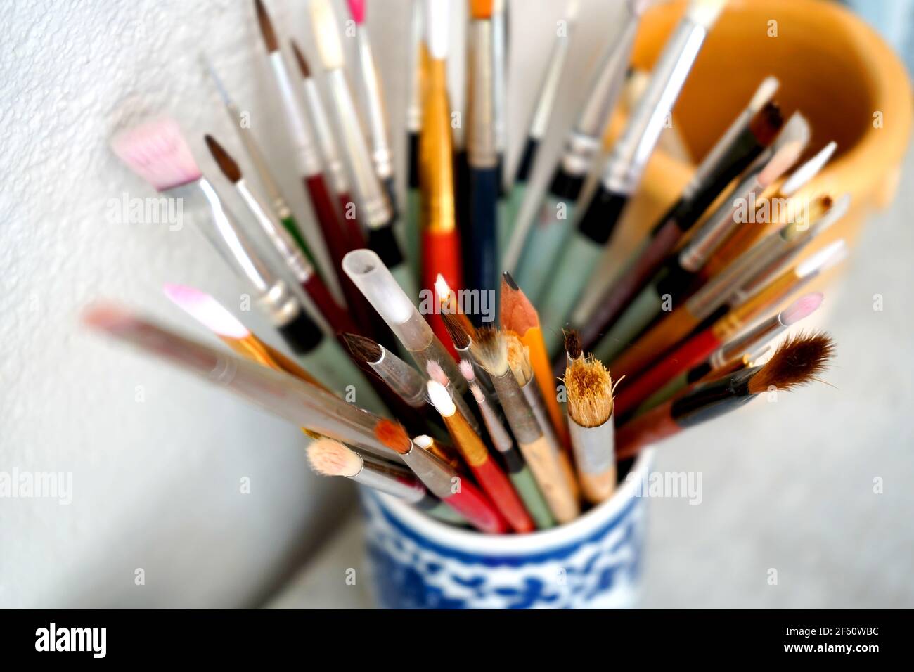Detail der Pinsel und helle Farbe in einem Künstler studio Stockfoto