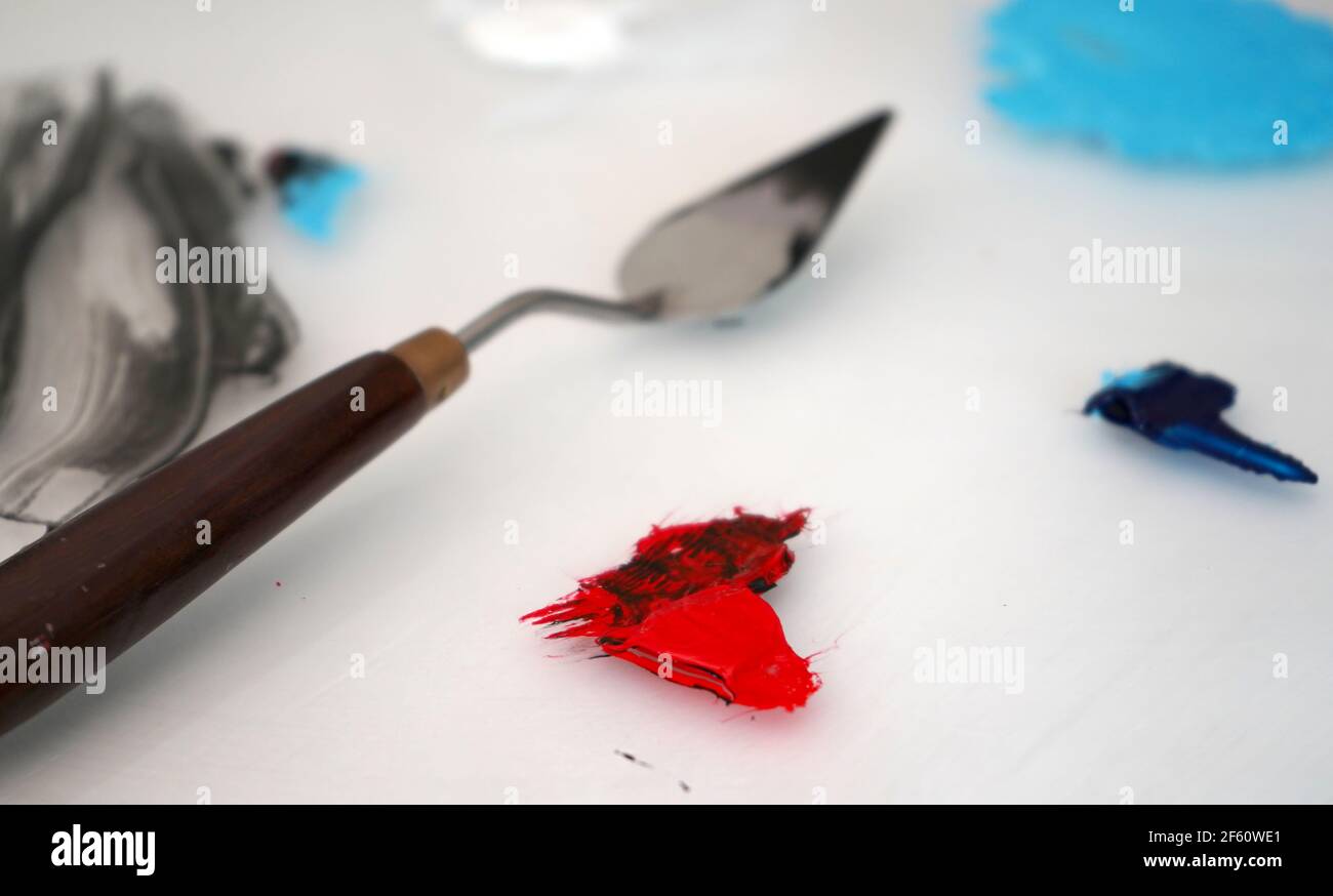 Detail der Pinsel und helle Farbe in einem Künstler studio Stockfoto