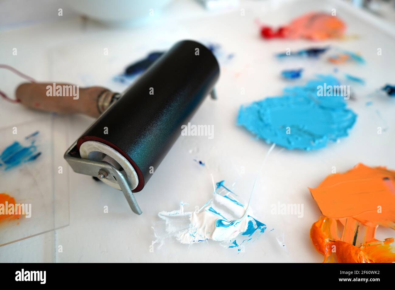 Detail der Pinsel und helle Farbe in einem Künstler studio Stockfoto