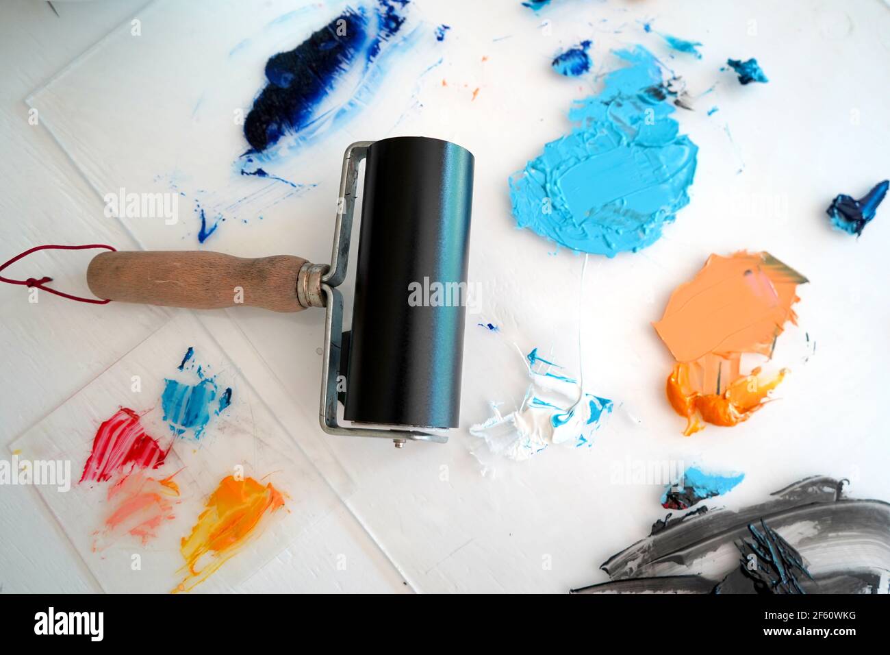 Detail der Pinsel und helle Farbe in einem Künstler studio Stockfoto