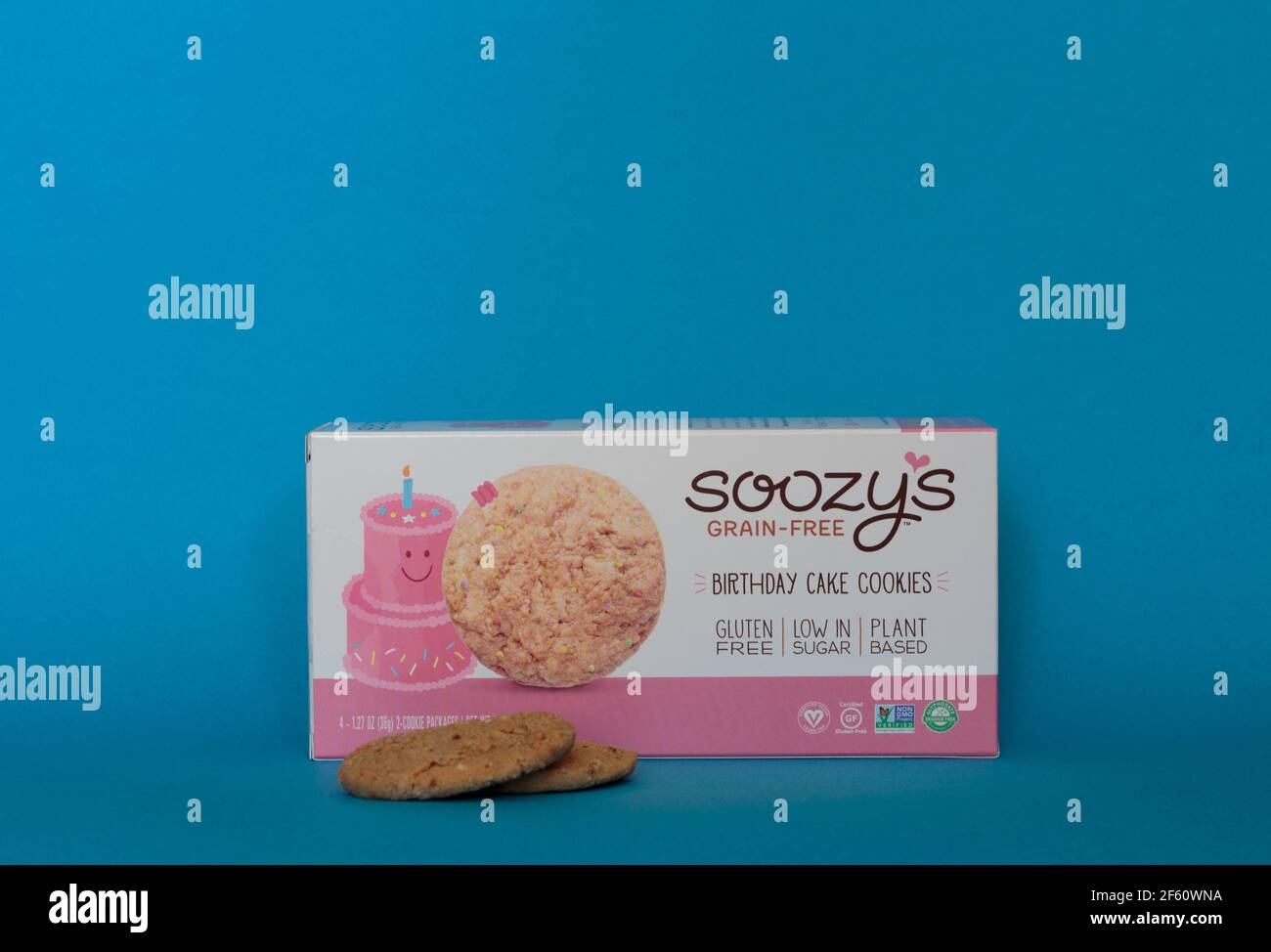 Schachtel Soozys kornfrei, glutenfrei, zuckerarm, pflanzenbasiert, vegan, GVO-freie, rückstandsfreie Glyphosat-Cookies Stockfoto