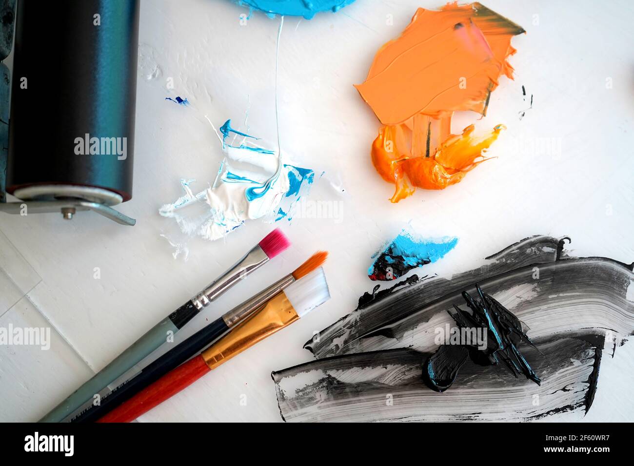 Detail der Pinsel und helle Farbe in einem Künstler studio Stockfoto