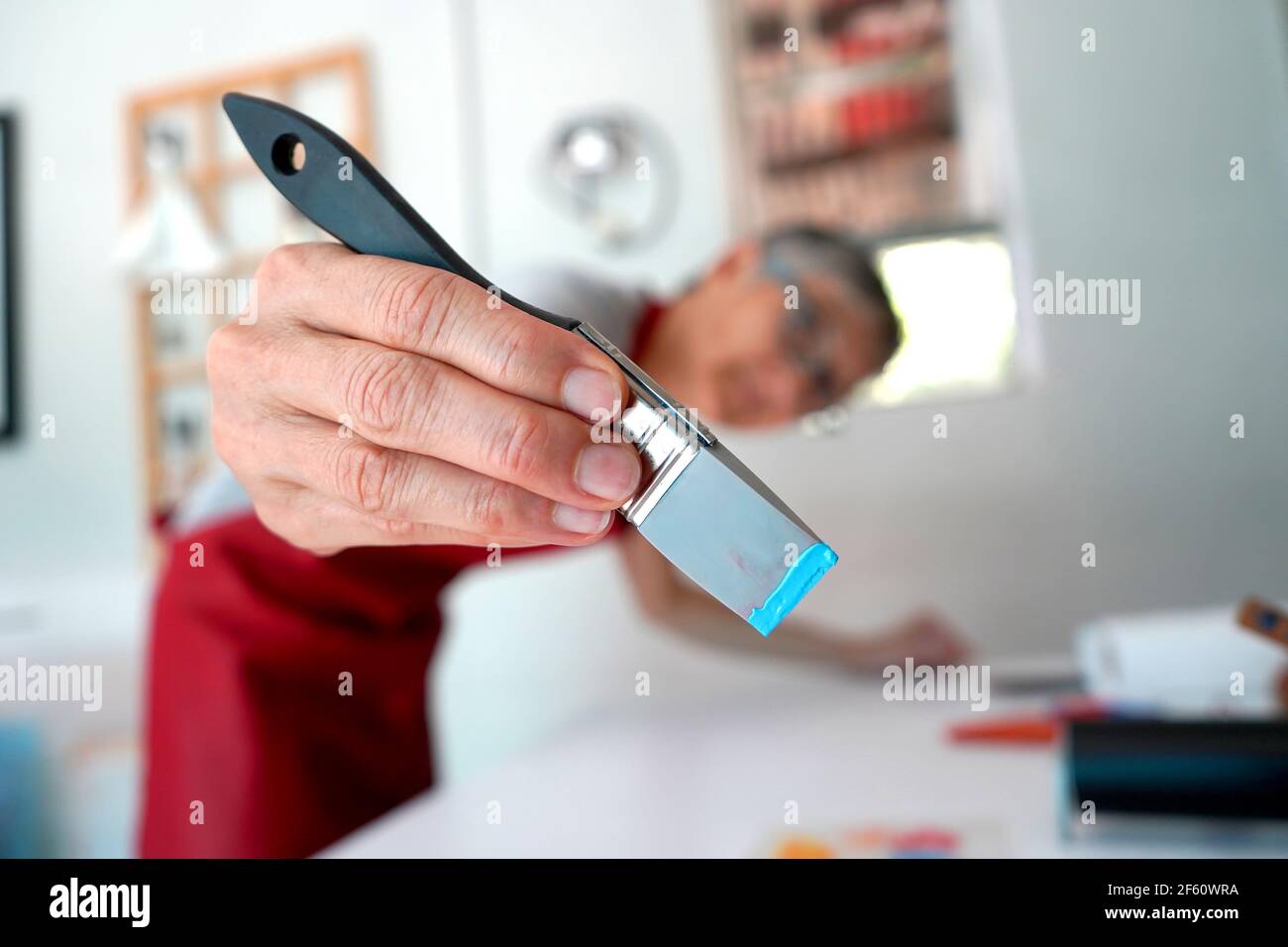 Detail der Pinsel und helle Farbe in einem Künstler studio Stockfoto