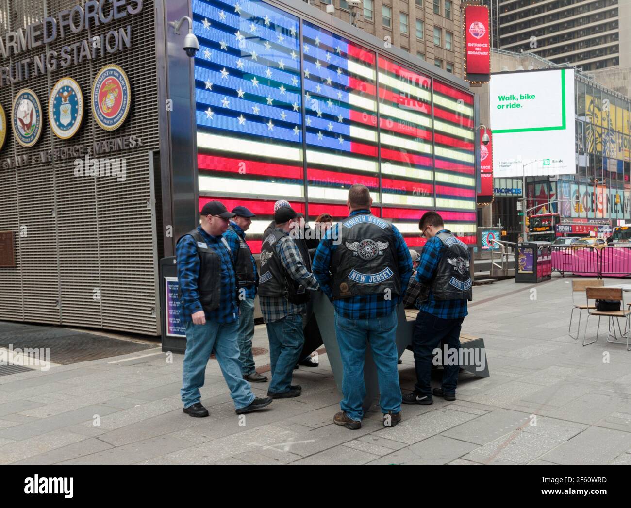 Mitglieder, wenn die vierte Uhr Motorrad Club von New Jersey Tragen ihre Club-Jacke auf dem Times Square versammelt Stockfoto