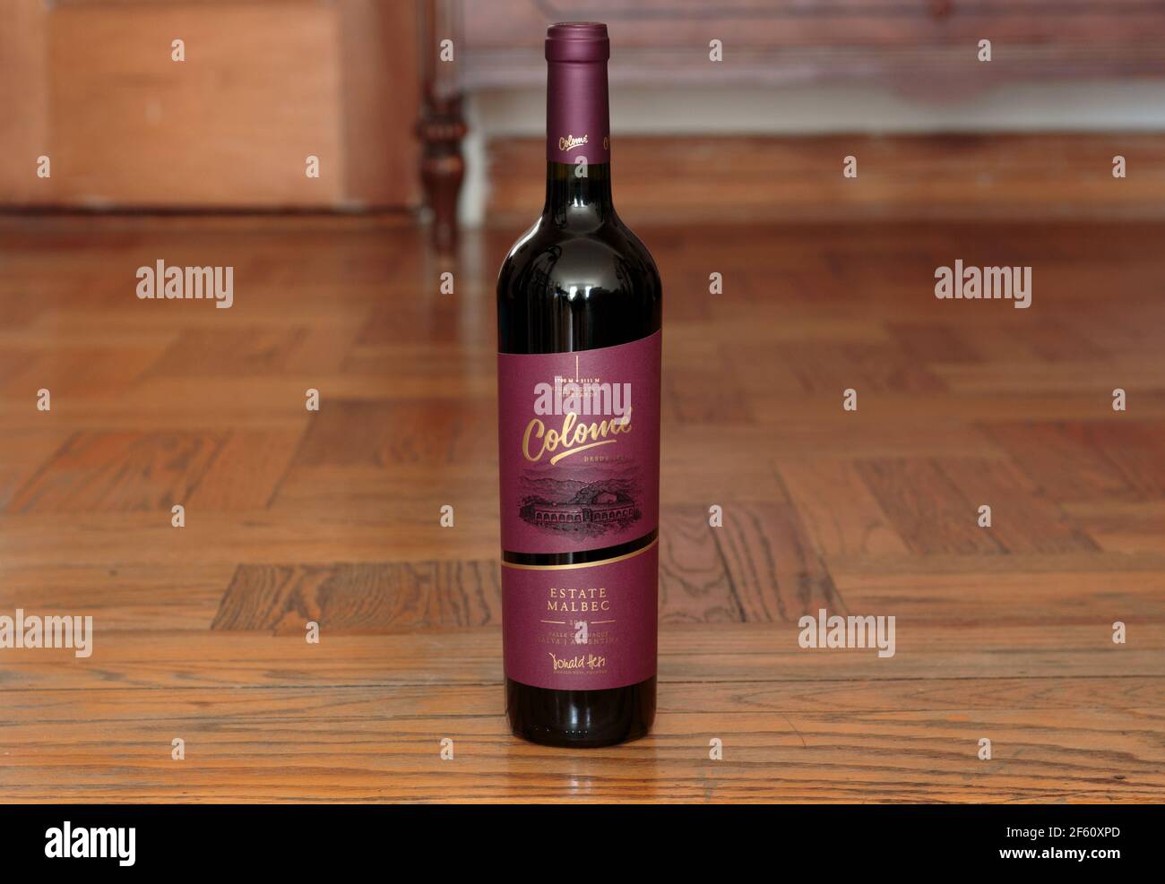 Flasche argentinischer Malbec Rotwein der Marke Colome von hoch Höhenwachstum auf einem Holzhintergrund Stockfoto