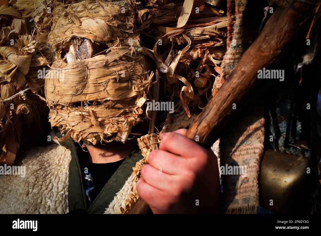 Maskierter Mann bei der Karnevalsparade in Pust. Seltenes heidnisches Kostüm und Maske. Stockfoto