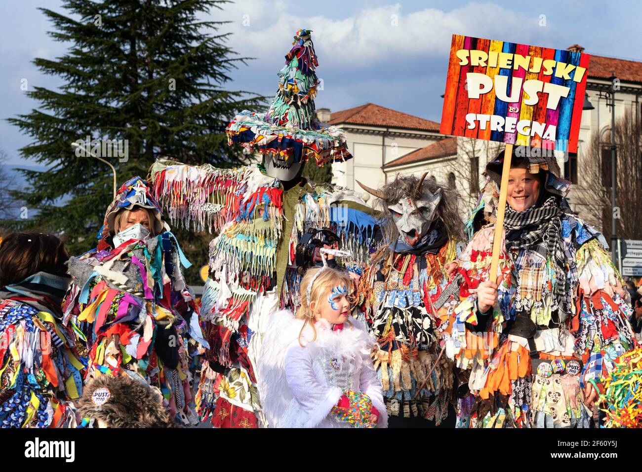 Menschen in Karnevalskostüm während der Karnevalsparade in Pust. Stockfoto