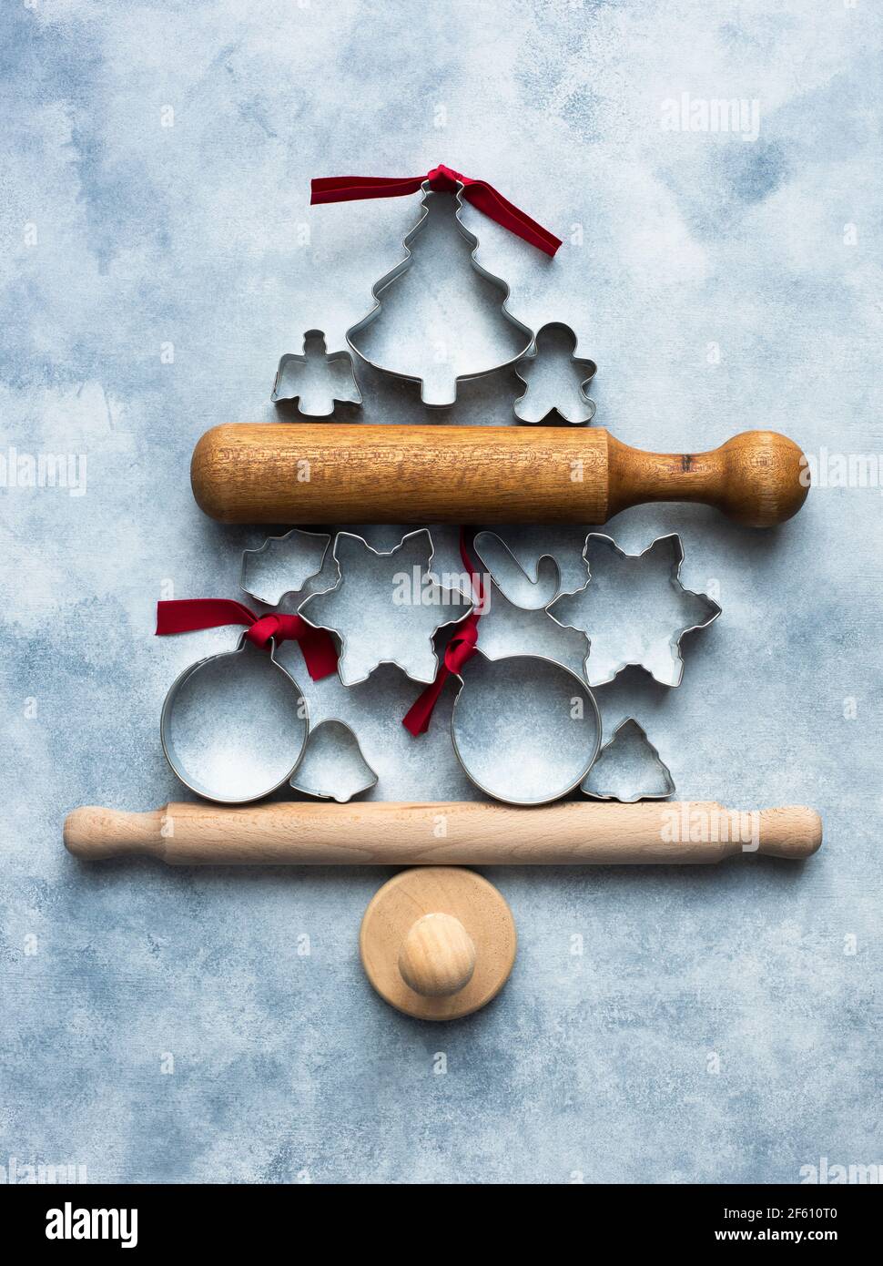 Ausstechformen mit Nudelholz in Christbaumform Stockfoto