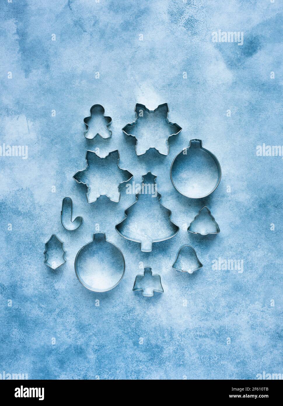 Metall-Ausstechformen in verschiedenen Formen auf blauem Hintergrund Stockfoto