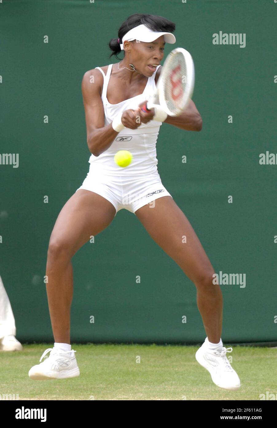 WIMBLEDON 2007 7th TAG 2/7/07. W.WILLIAMS WÄHREND IHRES MATCHES MIT A.MORIGAMI BILD DAVID ASHDOWN Stockfoto