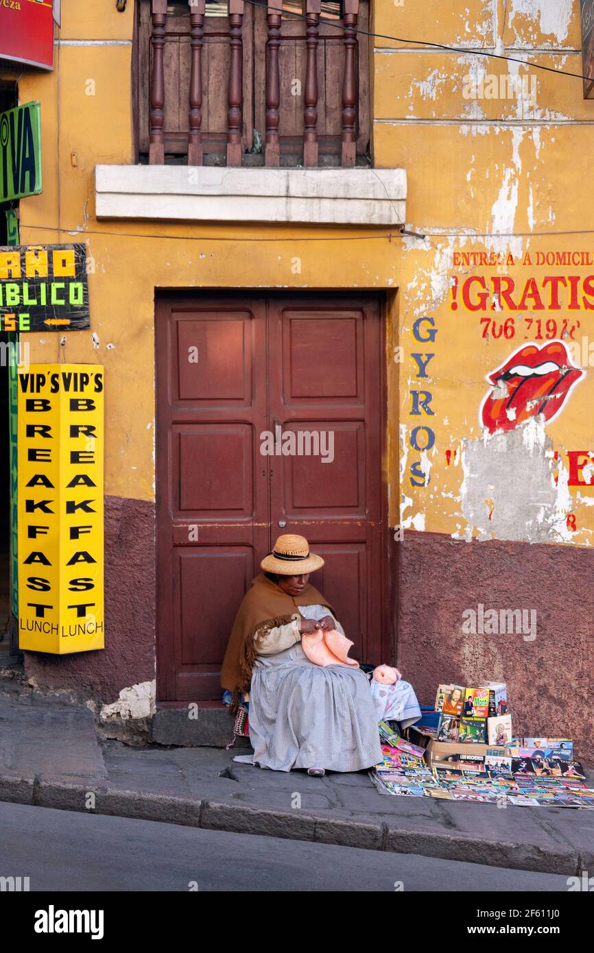 La Paz. Bolivien. 04,26.08. Lokale Frauen verkaufen Zeitschriften auf einer Straße in der Stadt La Paz in Bolivien, Südamerika. Stockfoto