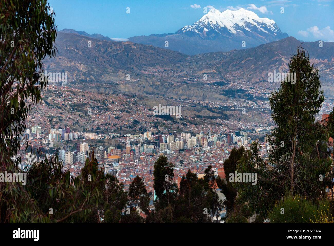 Stadt La Paz und die Illimani Berge in Bolivien, Südamerika. Stockfoto