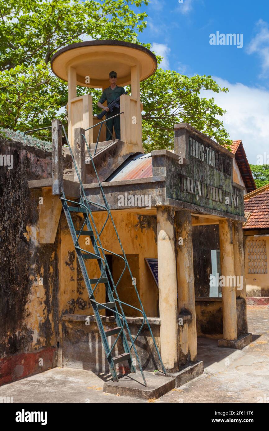 Dummyguard mit Gewehr auf dem Turm über dem Eingangstor zum Con Son Prison Museum auf der Con Dao Insel in Vietnam. Stockfoto