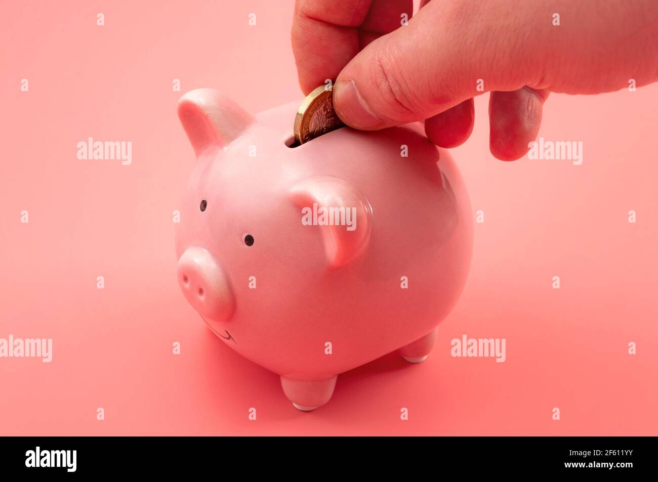 Wohlstand in den persönlichen Finanzen, Geldwachstum, moderne Wirtschaft und Sparkapital konzeptionelle Thema mit Hand investieren für den Ruhestand, indem ein CO Stockfoto