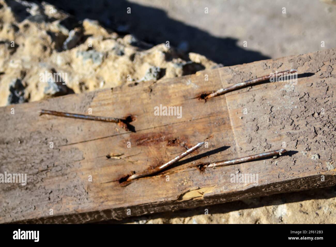 Unschärfe Textur von alten Holzplanken mit vielen Rissen, Kratzern, Löchern und rostigen Nägeln. Nahaufnahme. Nicht fokussiert. Stockfoto