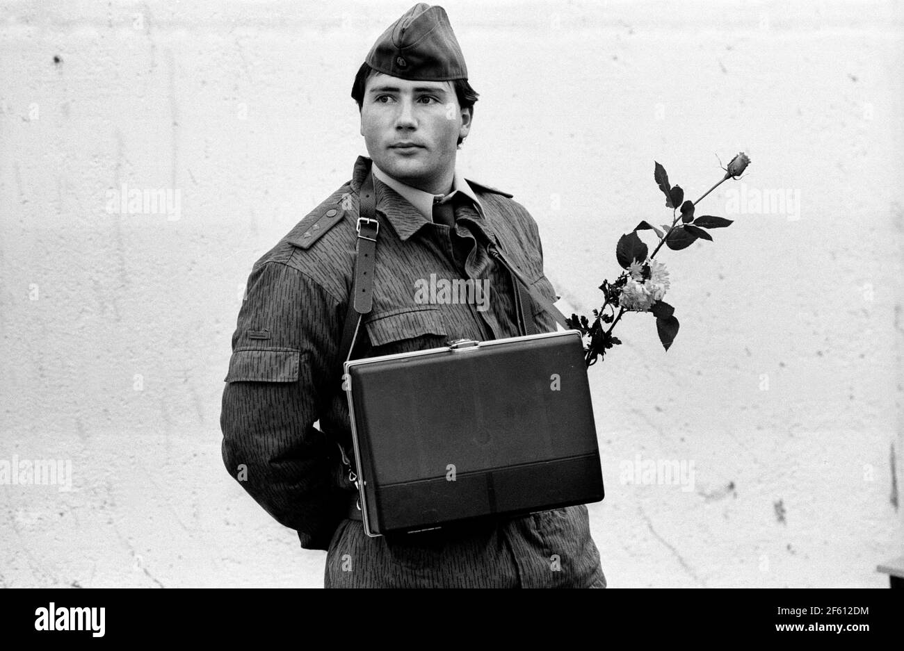 Berlin 1989. Ost-Berlin in der ehemaligen DDR am Morgen des Freitag, 10. November 1989, dem Tag nach der Nacht, als die Mauer fiel. DDR-Grenzposten sind immer noch an der Mauer und werden hier gesehen, wie sie sich darauf vorbereiten, "Pässe" für diejenigen zu stempeln, die den Osten verlassen.COPYRIGHT PHOTOGRAPH BY BRIAN HARRIS 2008 07808-579804 Stockfoto