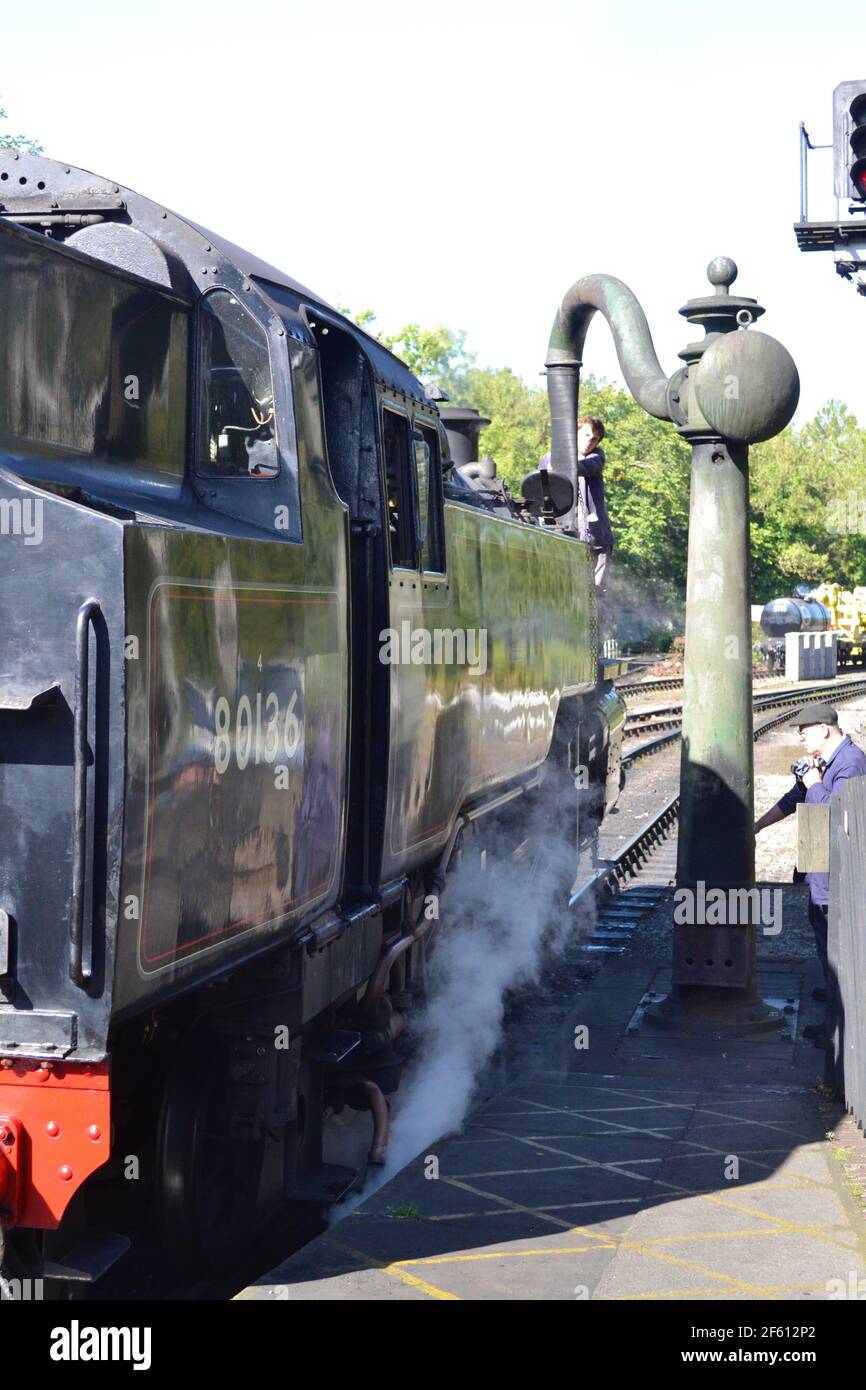 Dampfzug Wird An Der Pickering Station Auf Mit Wasser Gefüllt NYMR an EINEM sonnigen Nachmittag - Heritage Railway Line - Yorkshire - Großbritannien Stockfoto