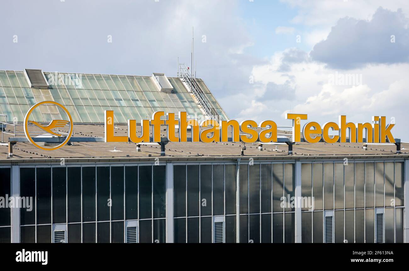 DŸsseldorf, Nordrhein-Westfalen, Deutschland - Lufthansa Technik, Schriftzug auf dem Dach eines Gebäudes am Flughafen DŸsseldorf. Stockfoto