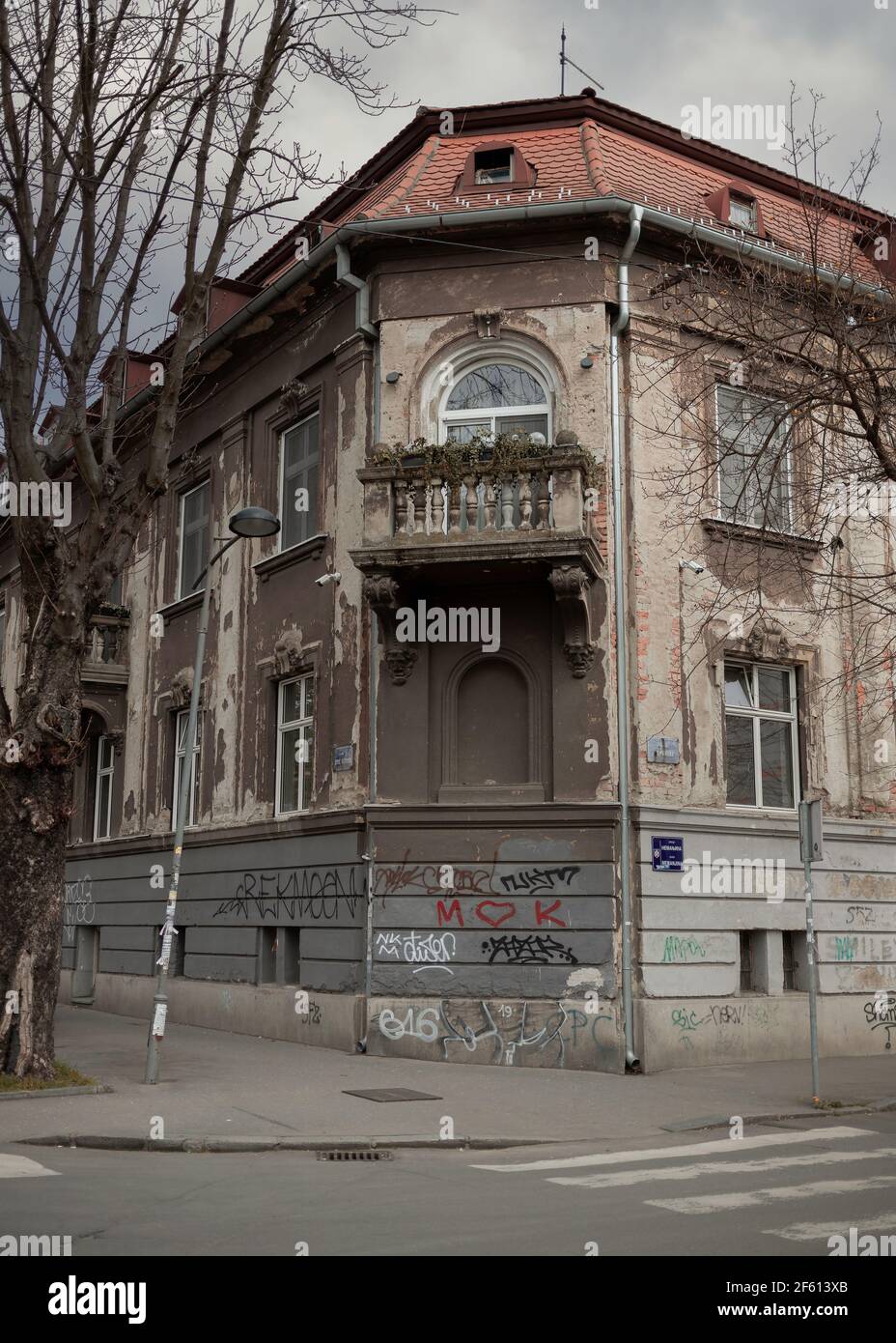 Belgrad, Serbien - verwittertes zweistöckiges Wohnhaus an der Ecke von zwei Straßen in Zemun Stockfoto
