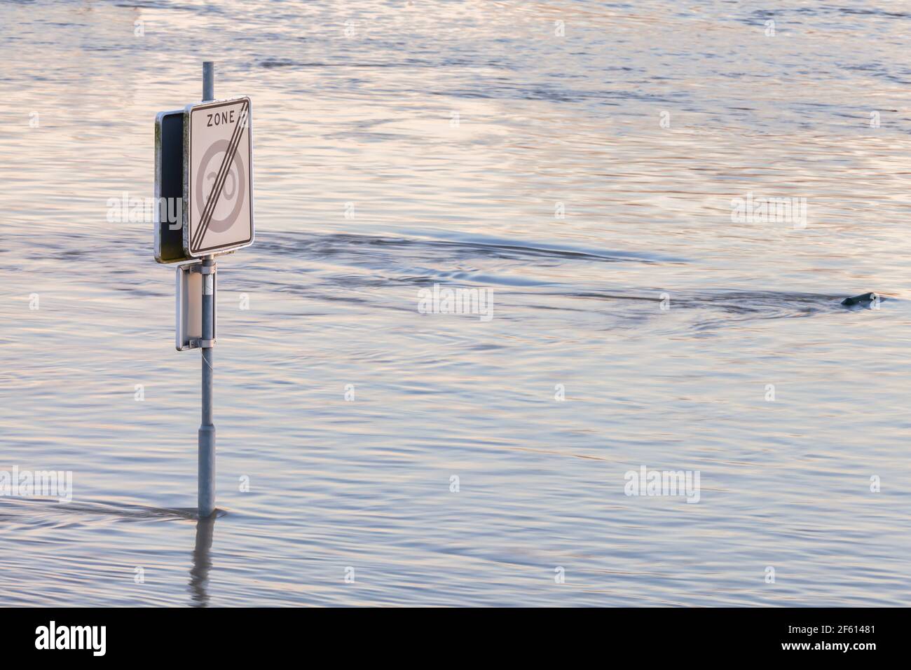 Überschwemmten Verkehrsschild entlang der niederländischen Fluss IJssel in der Provinz Gelderland Stockfoto