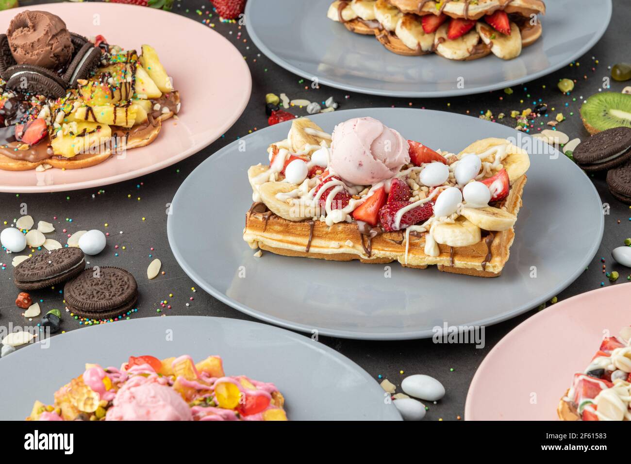 Drei verschiedene Waffeln in Quadrat-, Herz- und Blasenform. Stockfoto