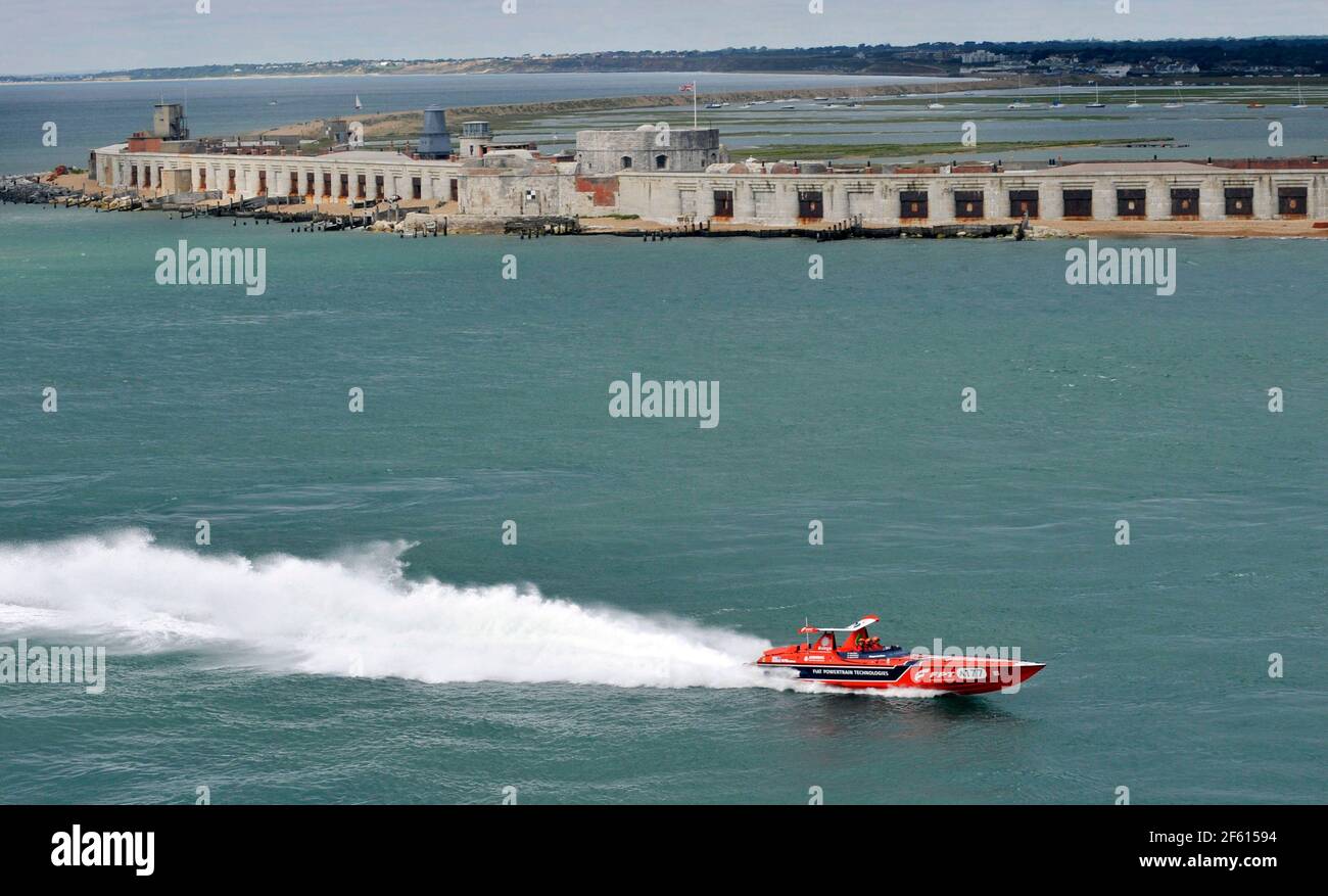 BRITISH POWERBOAT FESTIVAL. DER UIM BPRC MARATHON WORLD CUP BEI COWES RACE 1. RENNEN 2 AM SONNTAG. Sieger rot fpt Fahrer fabio buzzi Co-Fahrer simon powell aus poole in einem 46ft buzzi. 27/8/10 BILD DAVID ASHDOWN Stockfoto