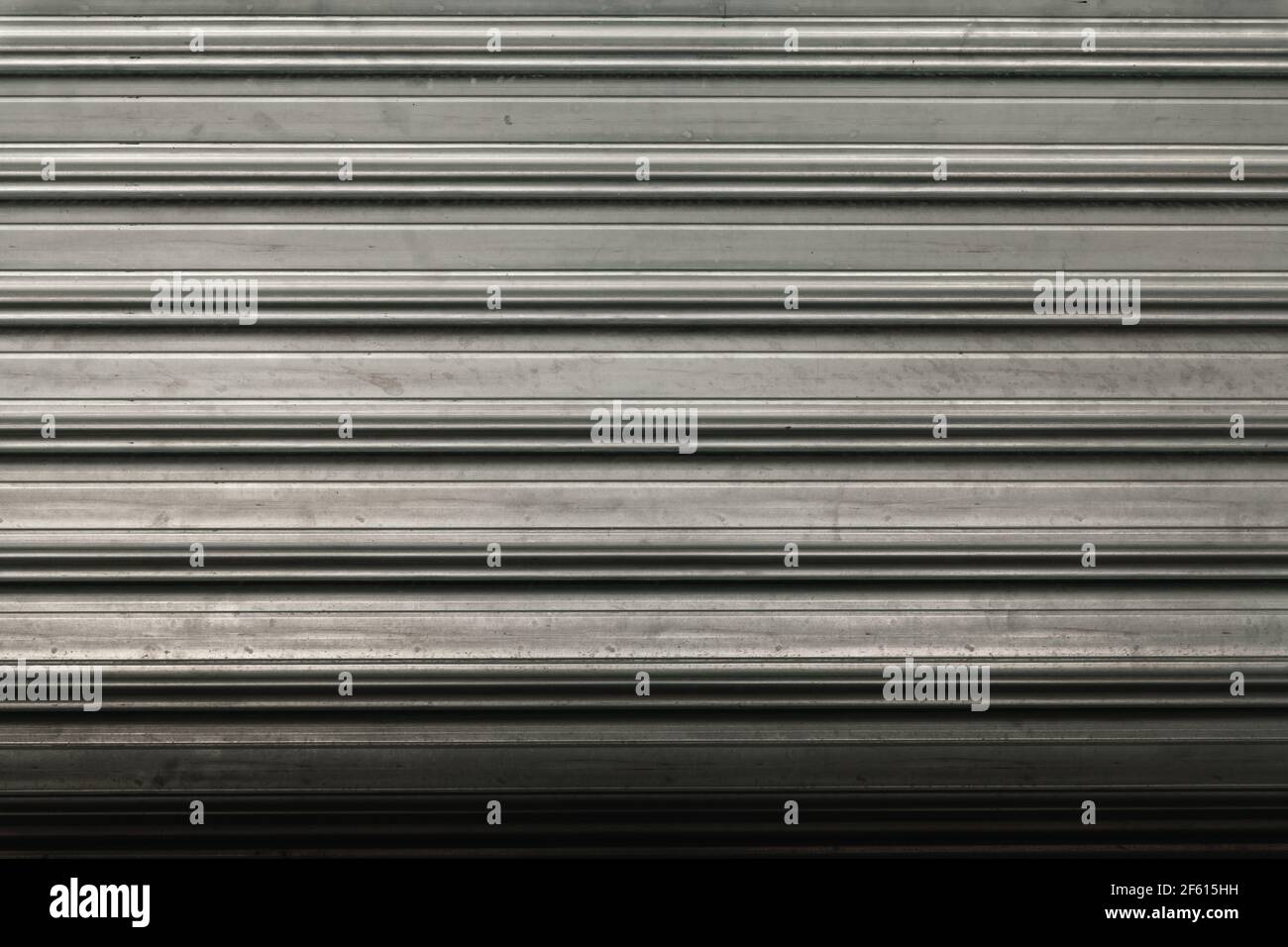 Metall Rollladen Garagentor gestreiften Muster als Hintergrund, Wetter getragen metallischen Oberfläche Stockfoto