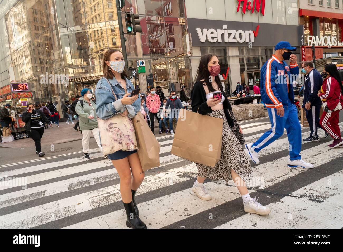 Maskierte Käufer in Midtown Manhattan in New York am Samstag, 27. März 2021. (ÂPhoto von Richard B. Levine) Stockfoto