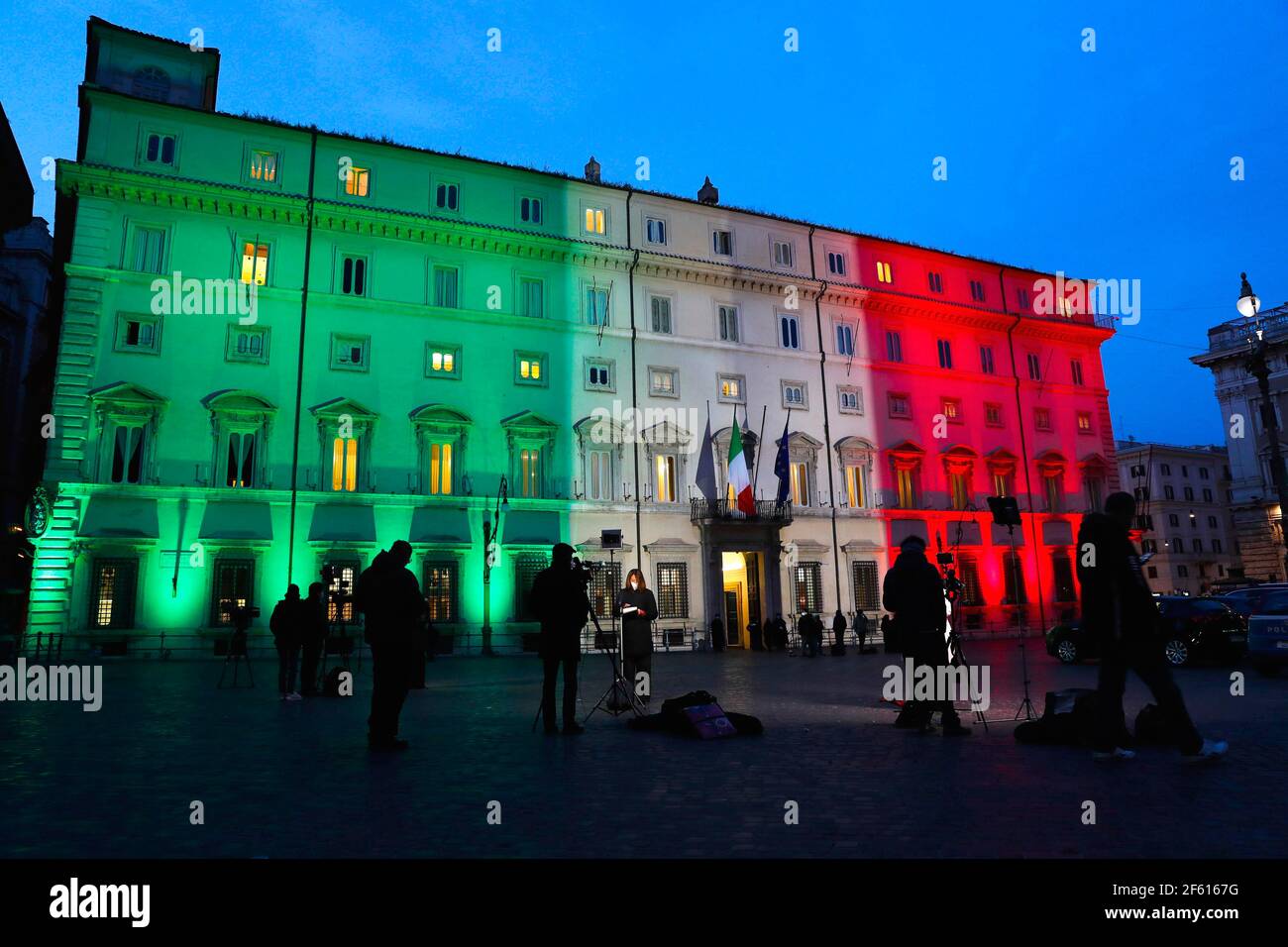 Italien, Rom, 19. März 2021: Chigi-Palast, Sitz der italienischen Regierung. Heute wird mit den Farben der italienischen Flagge beleuchtet, um solide zu zeigen Stockfoto