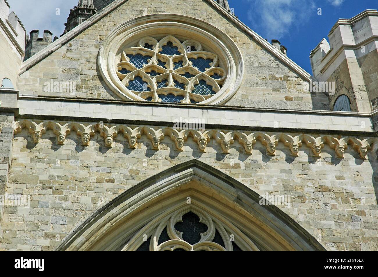 Gesichter auf dem Korbtisch, südliches Querschiff der Kathedrale der Heiligen Dreifaltigkeit, Chichester, West Sussex, England, Großbritannien. Von links nach rechts: Stoll Stockfoto