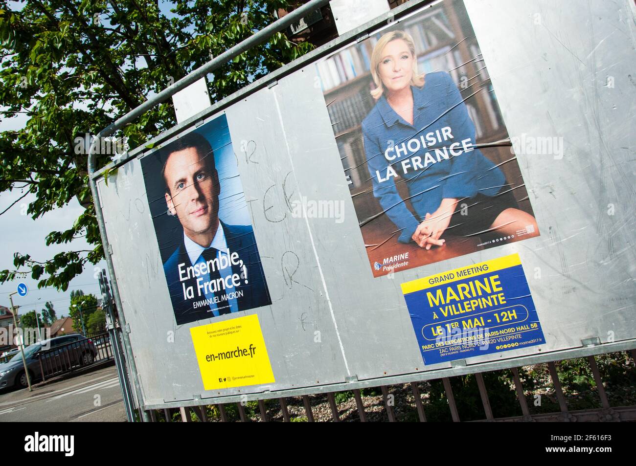 COLMAR, FRANKREICH - 28. APRIL 2017 : Wahlkampfplakate für die zweite Runde der französischen Präsidentschaftswahlen 2017. Stockfoto COLMAR, FRANKREICH - 28. APRIL 2017 : Wahlkampfplakate für die zweite Runde der französischen Präsidentschaftswahlen 2017. Stockfoto