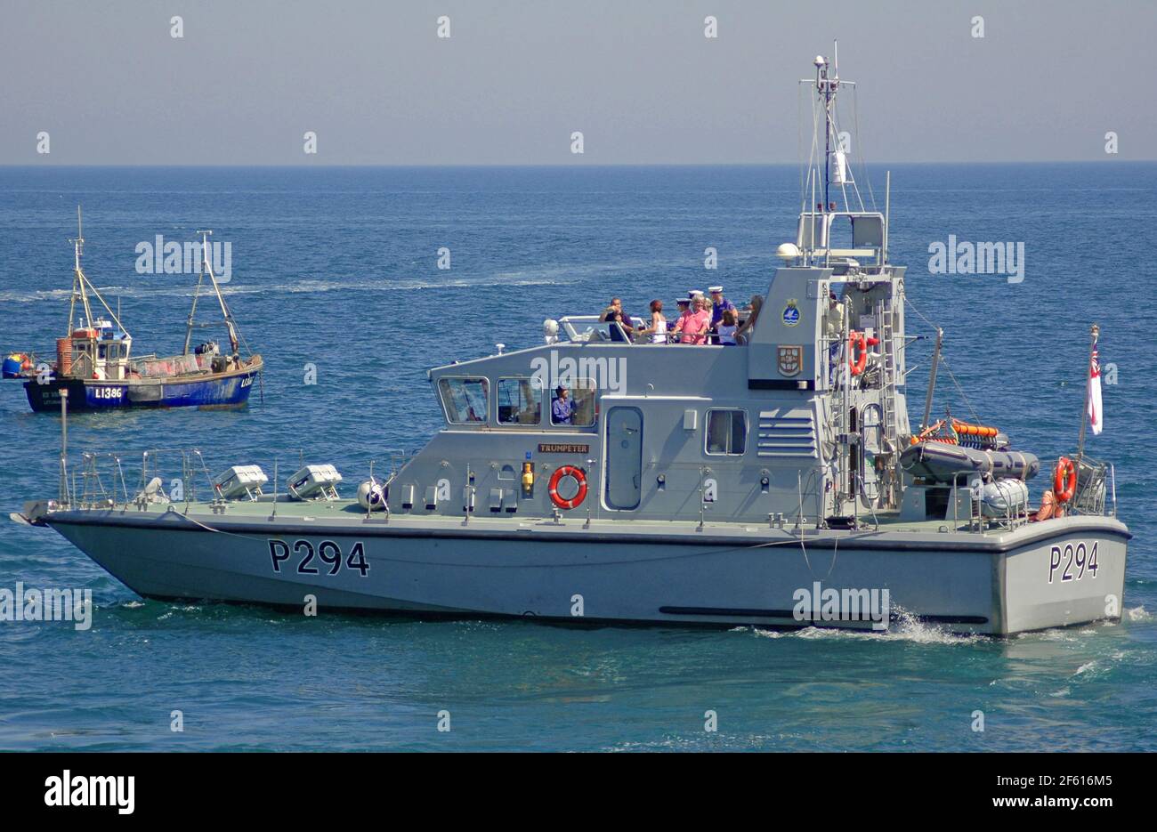HMS Trumpeter beim Lifeboat Launch Day, Selsey, West Sussex, England, Großbritannien. August. Küstentrainingsboote mit Royal Navy Reserve. Archer-Klasse. Maxim Stockfoto