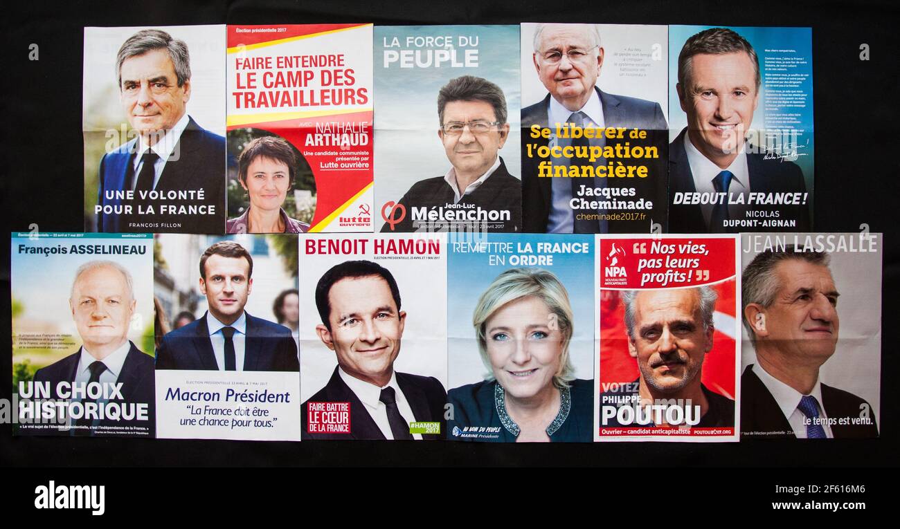 FRANKREICH, APRIL 2017 - Französisch Präsidentschaftswahl offiziellen Wahlkampfflyer. Die 11 Kandidaten. Stockfoto