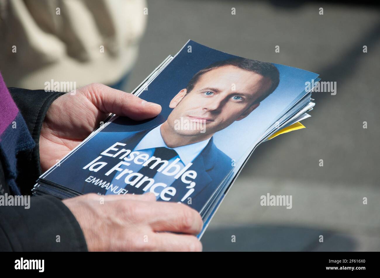 STRASSBURG, FRANKREICH - 29. APRIL 2017 : politische Aktivisten für 'en Marche !' Bewegung, die Wahlkampfflyer für die französischen Präsidentschaftswahlen verteilt Stockfoto