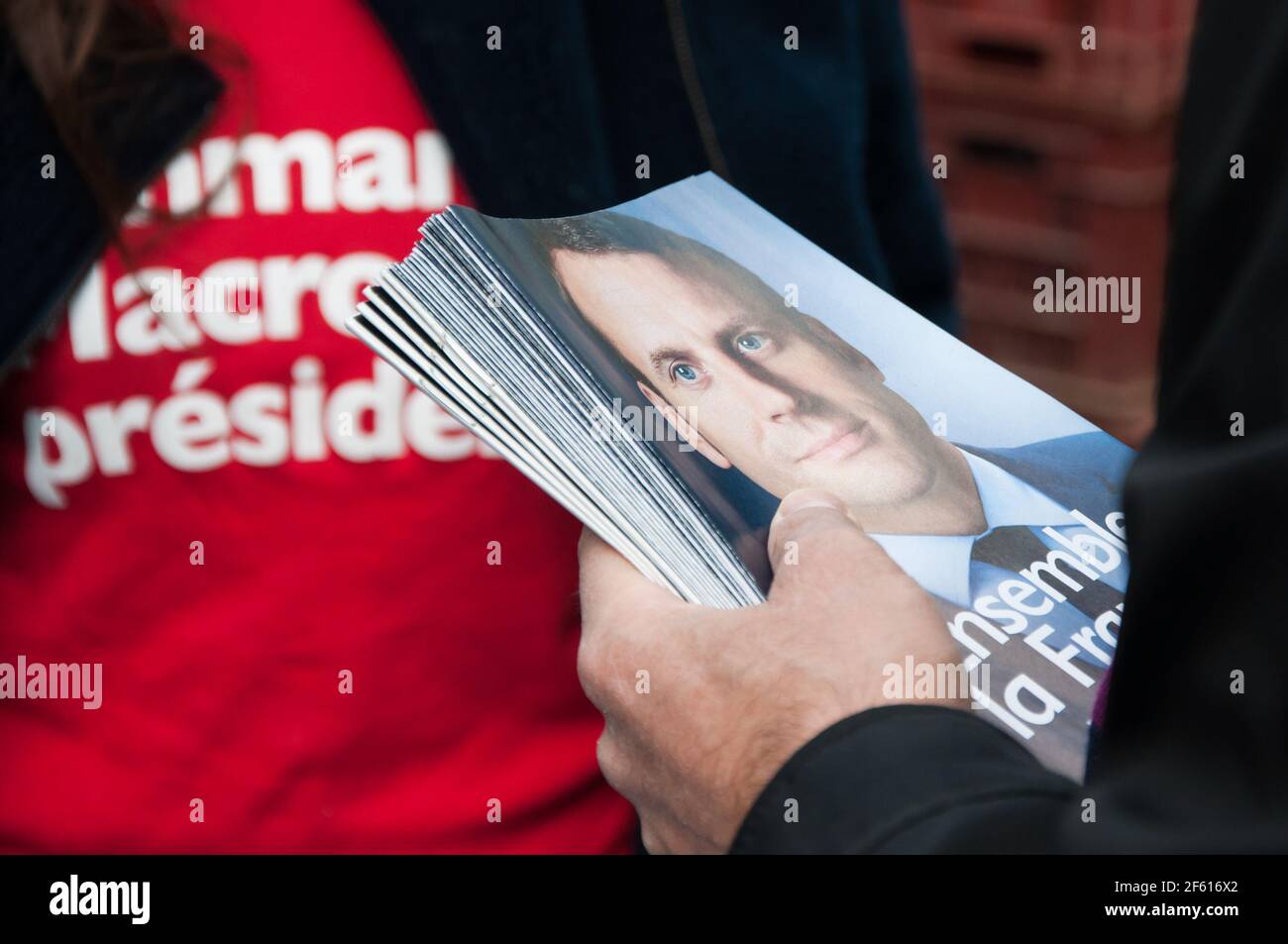 STRASSBURG, FRANKREICH - 29. APRIL 2017 : politische Aktivisten für 'en Marche !' Bewegung, die Wahlkampfflyer für die französischen Präsidentschaftswahlen verteilt Stockfoto