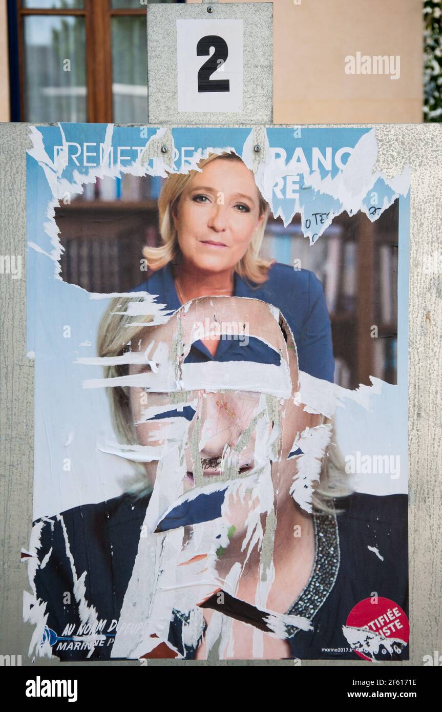 COLMAR, FRANKREICH - 28. APRIL 2017 : Marine Le Pen zerrissenes Wahlkampfplakat für die zweite Runde der französischen Präsidentschaftswahlen 2017. Stockfoto COLMAR, FRANKREICH - 28. APRIL 2017 : Marine Le Pen zerrissenes Wahlkampfplakat für die zweite Runde der französischen Präsidentschaftswahlen 2017. Stockfoto