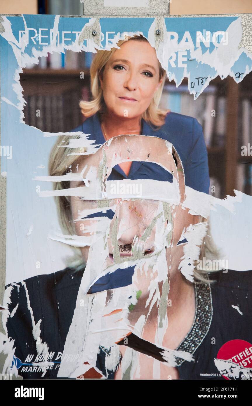 COLMAR, FRANKREICH - 28. APRIL 2017 : Marine Le Pen zerrissenes Wahlkampfplakat für die zweite Runde der französischen Präsidentschaftswahlen 2017. Stockfoto COLMAR, FRANKREICH - 28. APRIL 2017 : Marine Le Pen zerrissenes Wahlkampfplakat für die zweite Runde der französischen Präsidentschaftswahlen 2017. Stockfoto