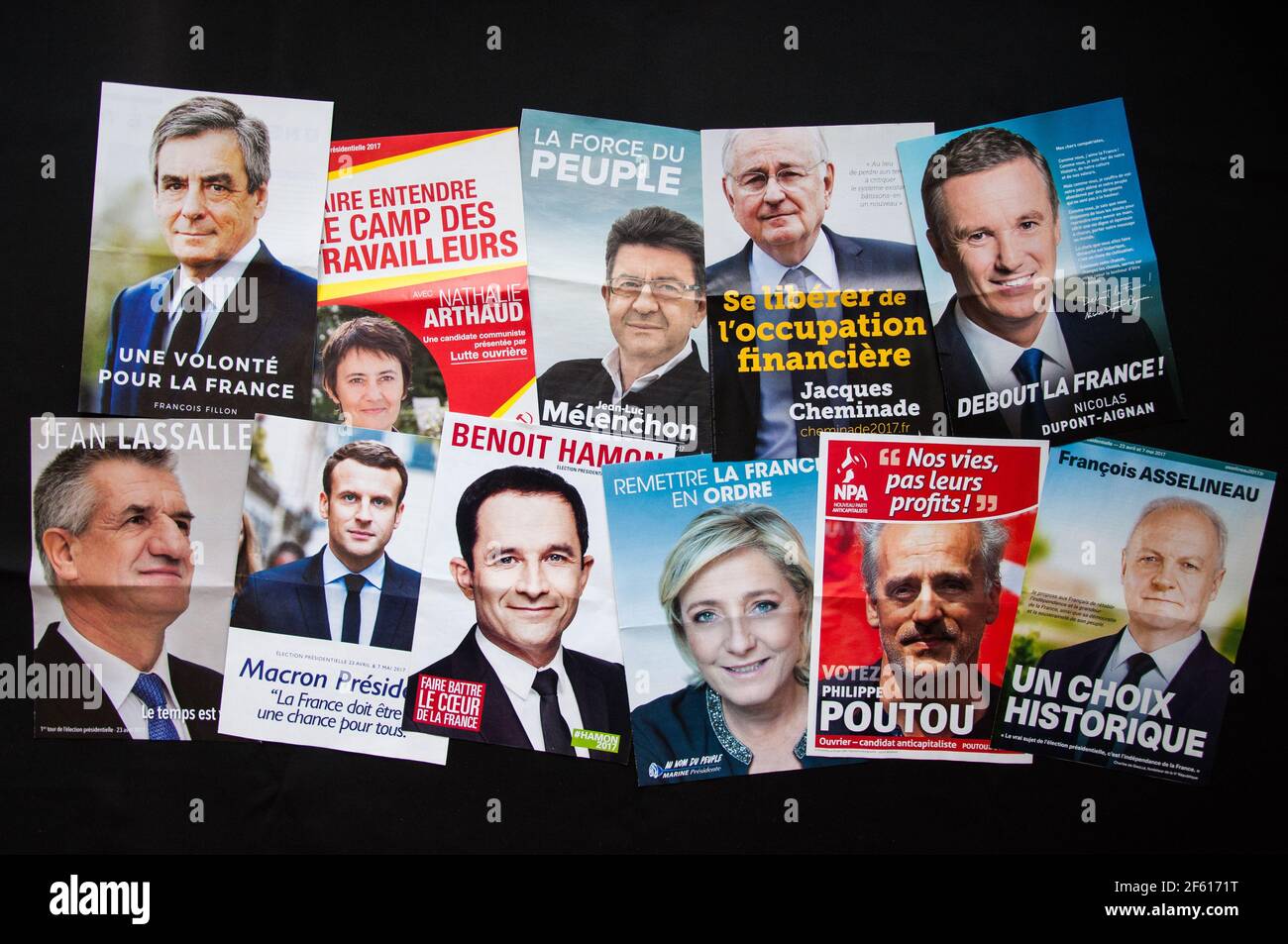 FRANKREICH, APRIL 2017 - Französisch Präsidentschaftswahl offiziellen Wahlkampfflyer. Die 11 Kandidaten. Stockfoto