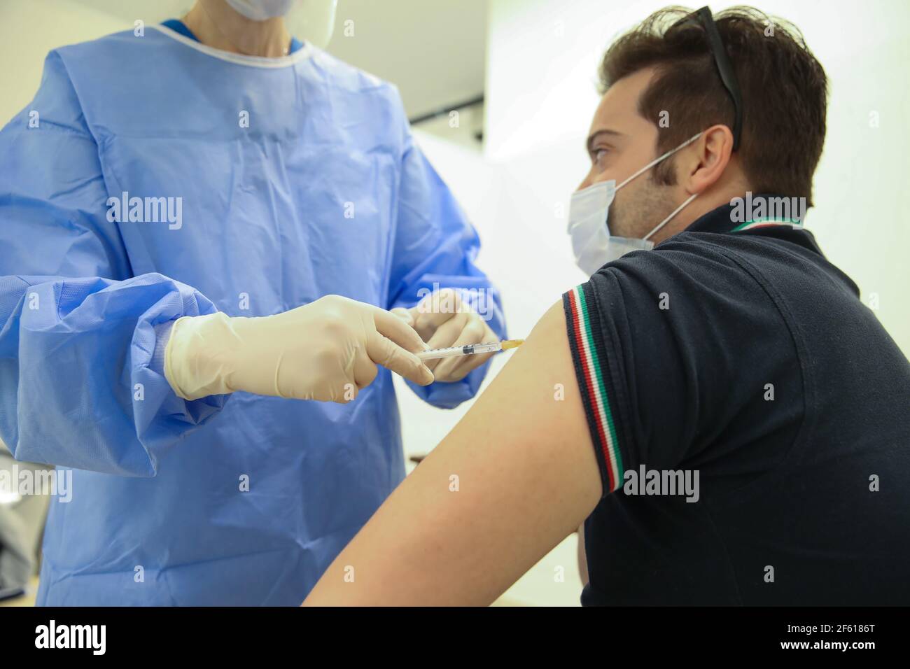 San Marino, Italien, 29/03/21, EIN Einwohner von San Marino, der heute seinen Sputnik V-Impfstoff im staatlichen Krankenhaus von San Marino erhält, nachdem Russland eingetreten war, nachdem italienische Lieferungen nicht eintreffen konnten. Moskau schickte 7.500 Dosen seines Sputnik V Jab in die Enklave, um zu helfen. Kredit: Jonathan Moscrop/Sportimage/Alamy Live Nachrichten Stockfoto