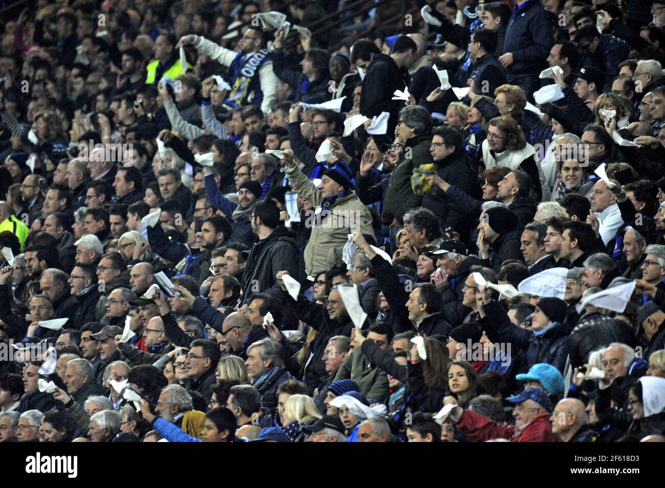 Fußball-Fans weben weiße Gewebe ein Fußballspiel im san siro Stadion, während der italienischen Serie A, in Mailand, Italien. Stockfoto