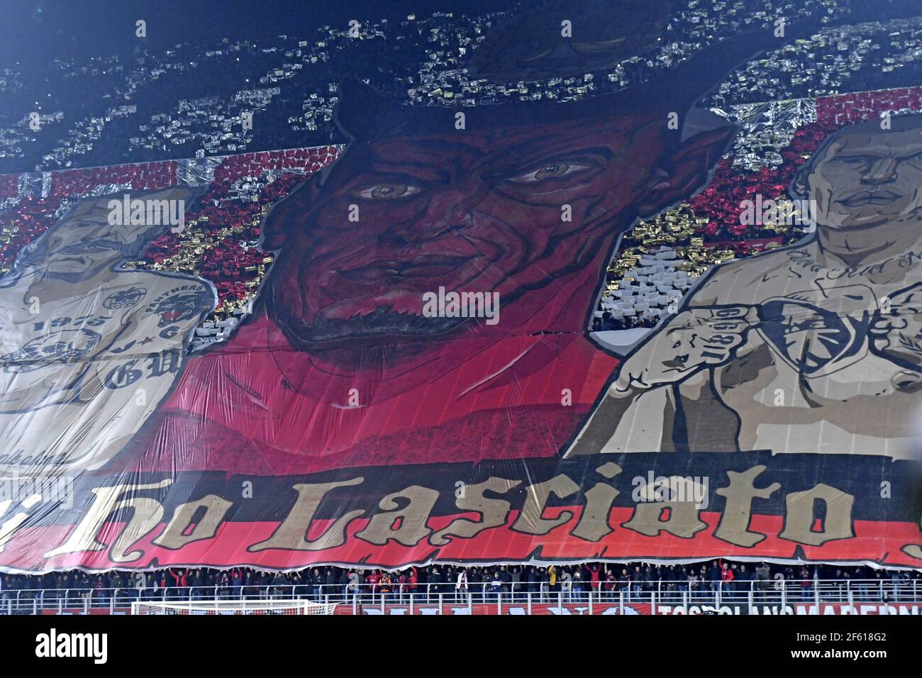 Fußballfans von AC Milan zeigen im San Siro-Stadion in Mailand, Italien, eine Teufelskoreographie. Stockfoto