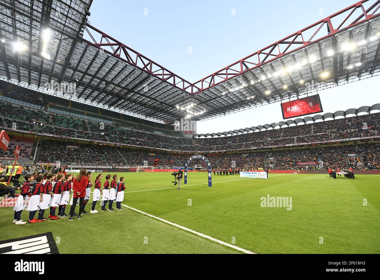 Kinder, die Uniformen des AC Milan tragen, betreten den Fußballstadion von San Siro in Mailand, Italien. Stockfoto
