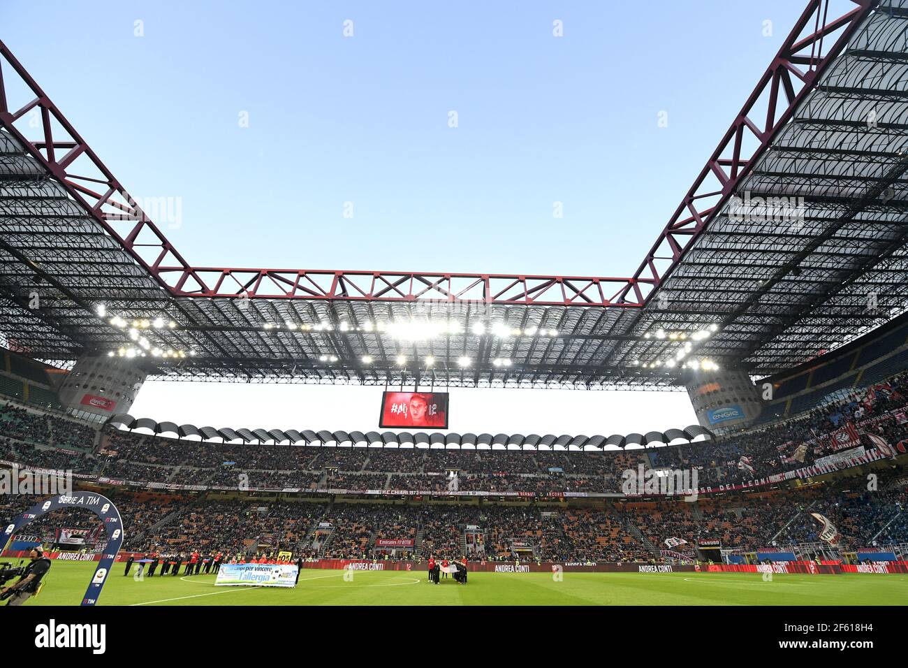 Fußball-Fans sitzen beobachten ein Fußballspiel im san siro Stadion, während der italienischen Serie A, in Mailand, Italien. Stockfoto