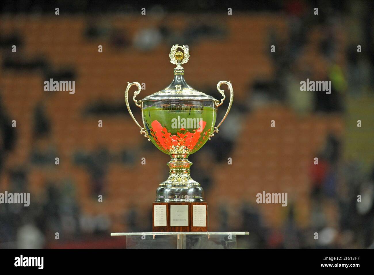 Pokal im Fußballstadion von San Siro während der Preisverleihung der Trophäe von Luigi Berlusconi in Mailand. Italien. Stockfoto