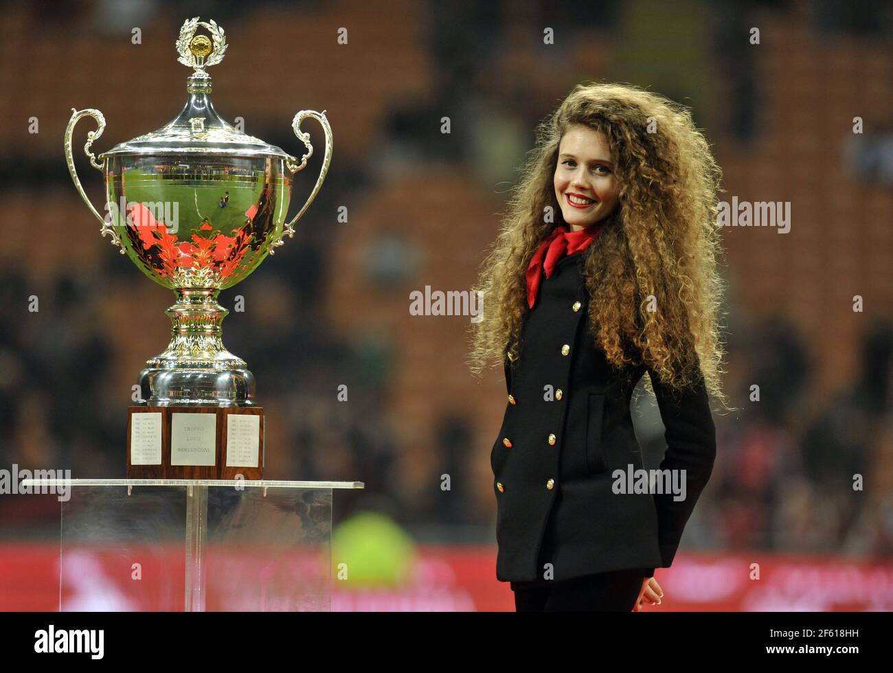 Pokal im Fußballstadion von San Siro während der Preisverleihung der Trophäe von Luigi Berlusconi in Mailand. Italien. Stockfoto