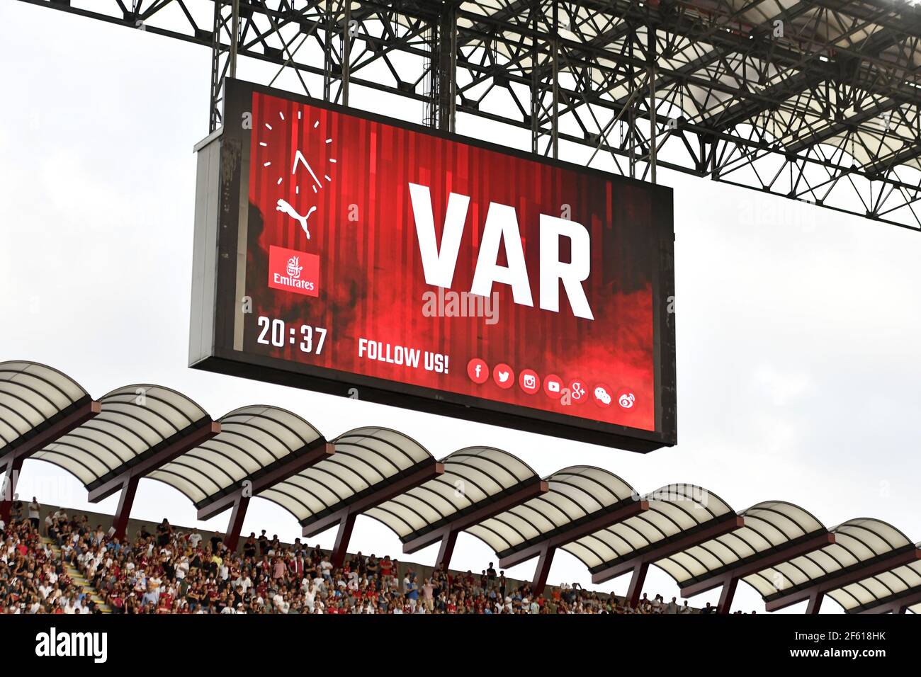 DIE VAR-Technologie wird auf der elektronischen Platine des Fußballstadions San Siro in Mailand, Italien, angezeigt. Stockfoto