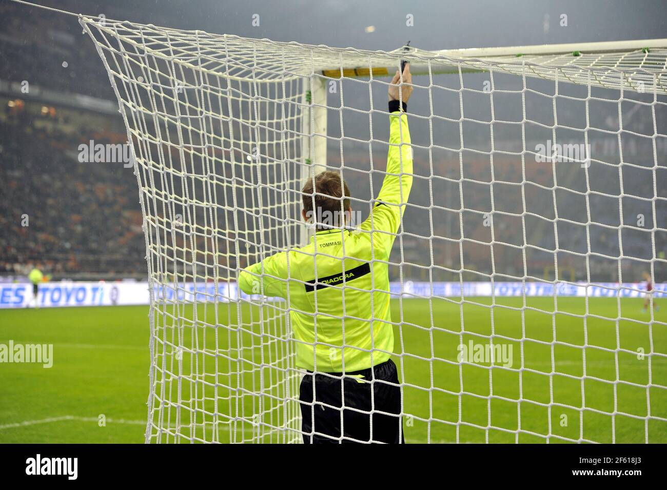 Linienrichter und Schiedsrichter überprüfen das Netz der Torpfosten während des fußballspiels der italienischen Serie A im Stadion San Siro in Mailand. Stockfoto