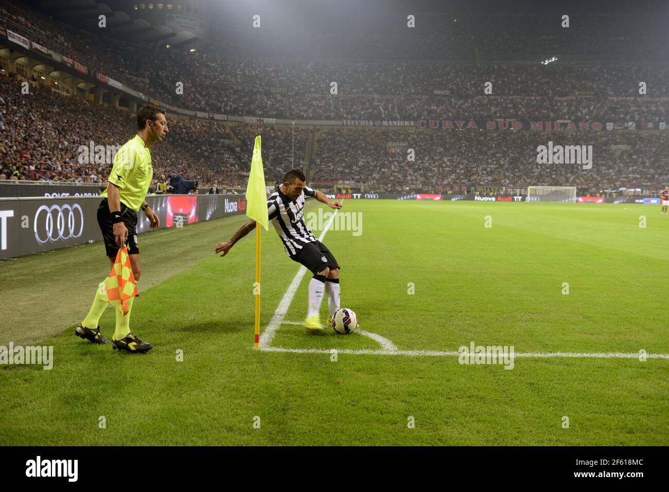 Der FC Juventus-Spieler Carlos Tevez tritt im San siro-Stadion in die Ecke, während der italienischen Serie EIN Fußballspiel zwischen AC Milan und FC Juventus. Stockfoto