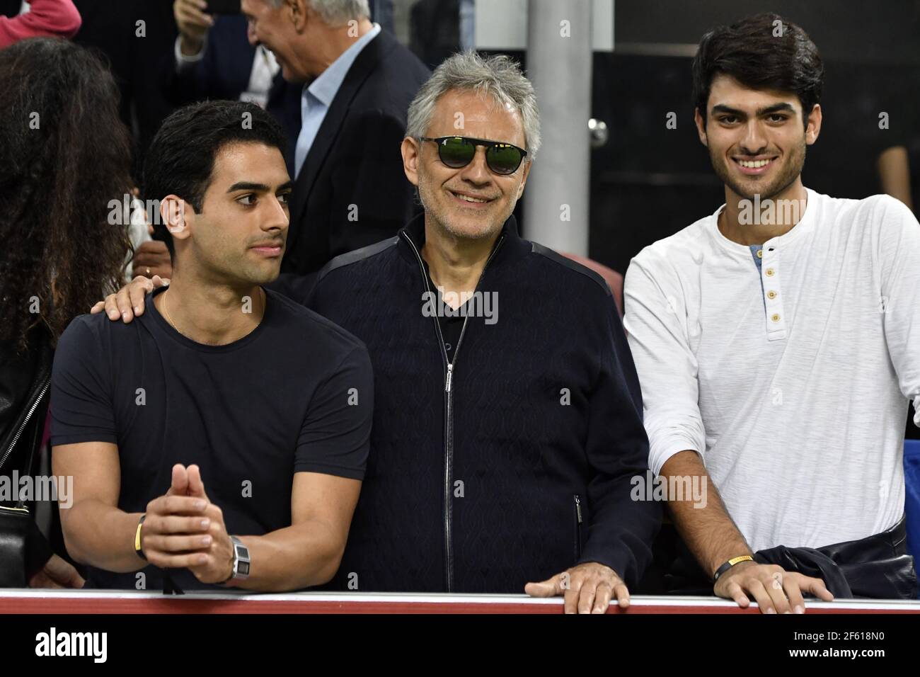 Die italienische Oper und Popsängerin Andrea Bocelli mit den Söhnen Amos und Matteo nimmt an einem Fußballspiel im Stadion San Siro in Mailand Teil. Stockfoto