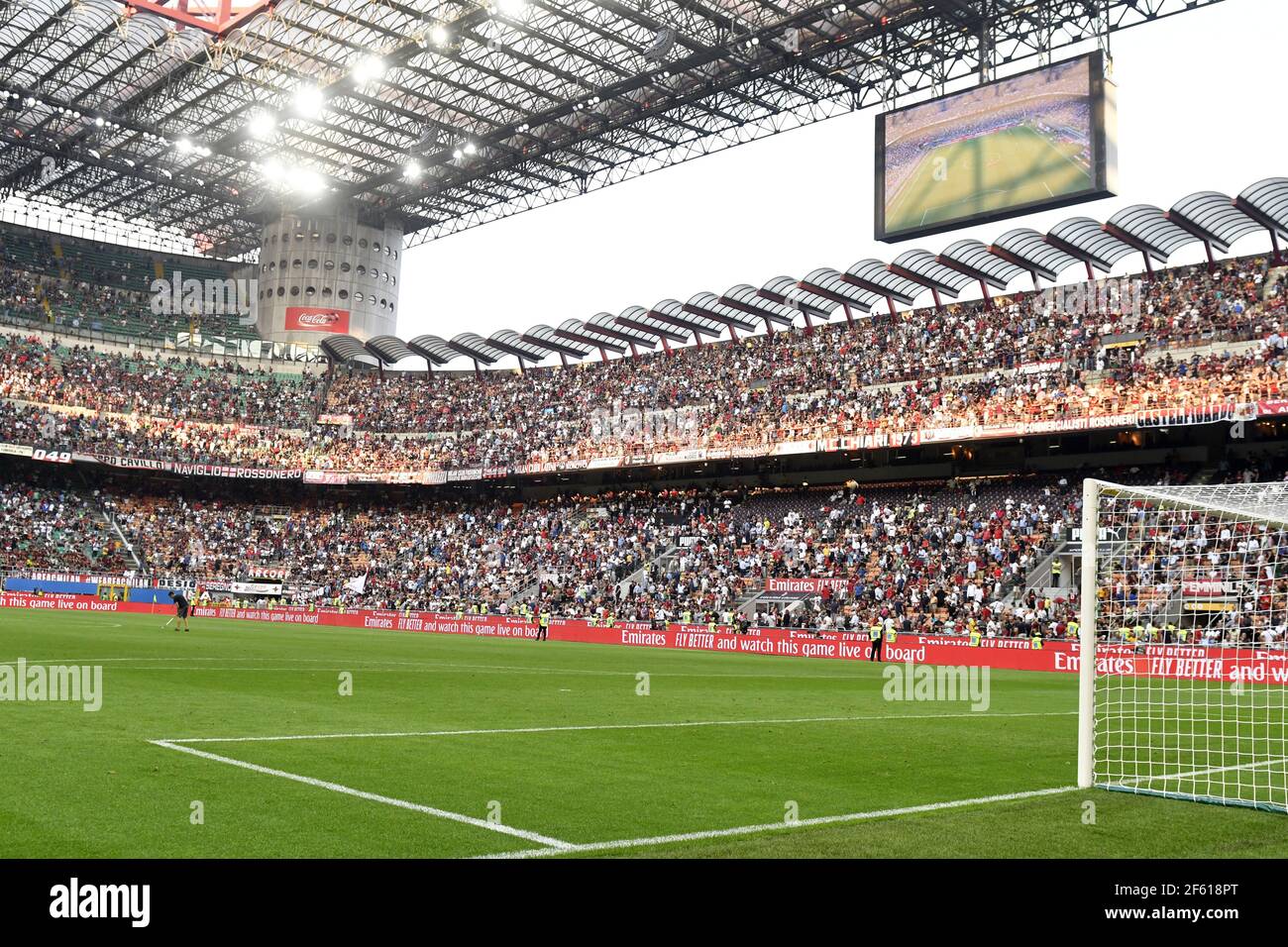 Fußball-Fans sitzen beobachten ein Fußballspiel im san siro Stadion, während der italienischen Serie A, in Mailand, Italien. Stockfoto